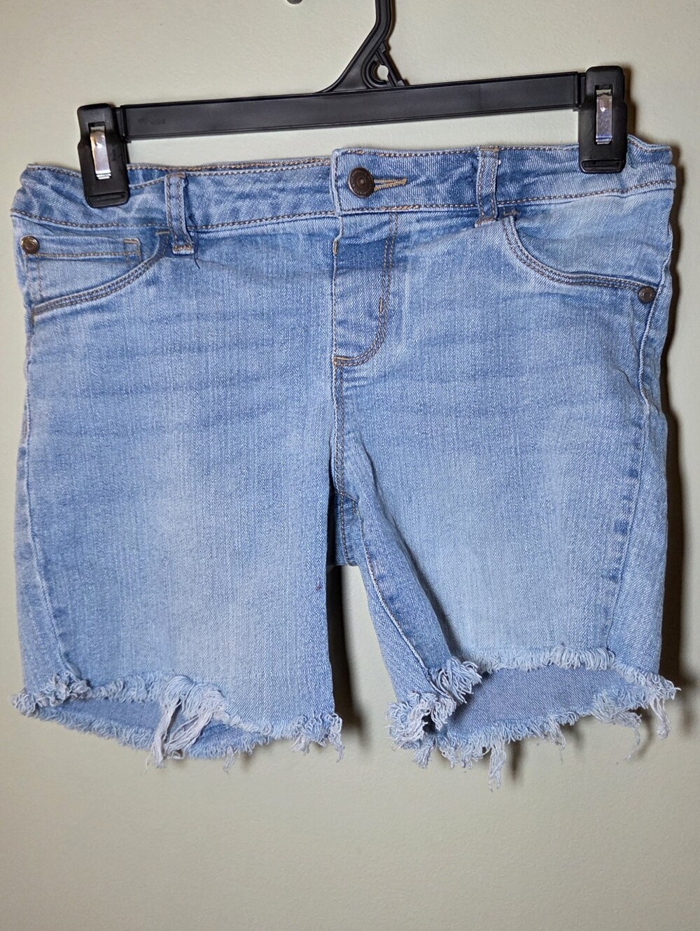 Arizona Jean Co Womens Size 14 Denim Shorts Light Wash Frayed Hem Stretch